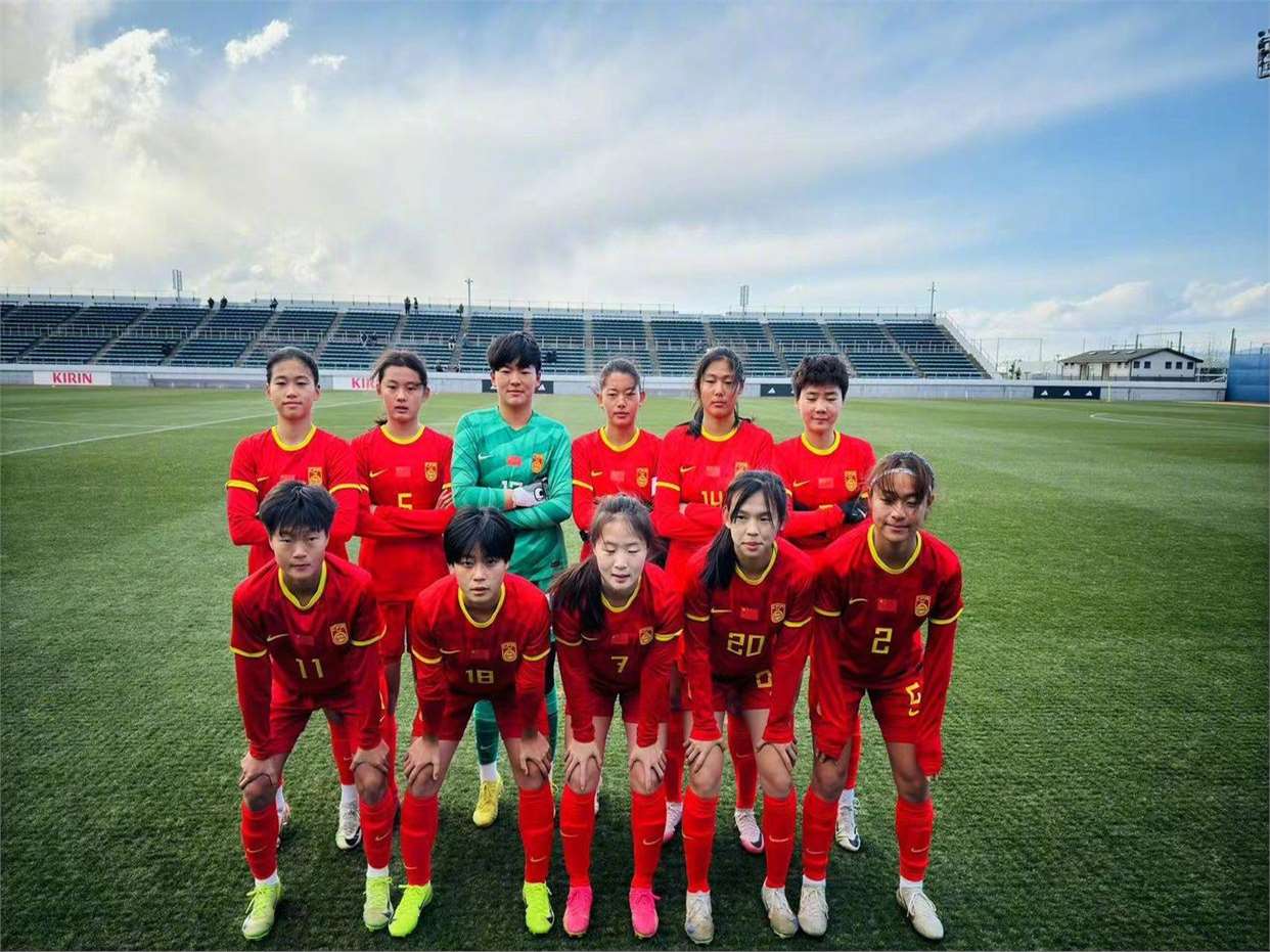 包含中国女足队员备战国际足球赛事，意气风发的词条
